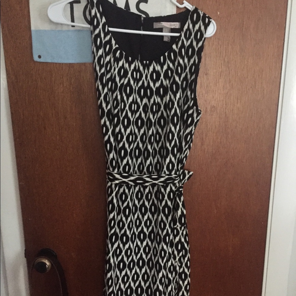 Patterned tie waist dress